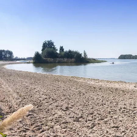 Waterzicht Chalet Nulde - Rust & Ruimte Voor 5 Personen Chalet Putten